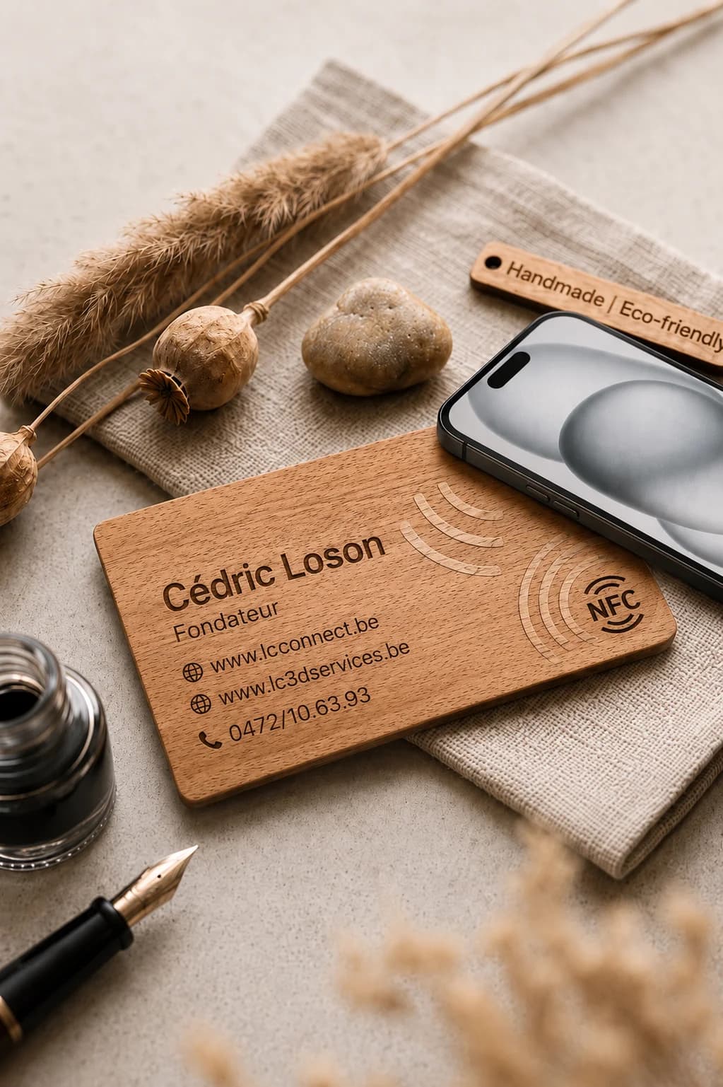 Carte de visite en bois gravée au laser dans l'atelier — puce NFC intégrée, détail des ondes gravées